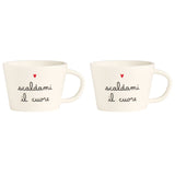 Set di due tazze in grès bianco con scritta nera "scaldami il cuore".