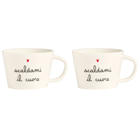 Set di due tazze in grès bianco con scritta nera "scaldami il cuore".