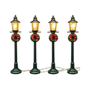Set di 4 lampioni natalizi verdi con lanterna illuminata a luce calda, decorati con ghirlanda, fiocco rosso e piccole bacche dorate