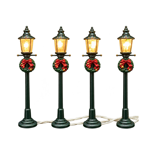 Set di 4 lampioni natalizi verdi con lanterna illuminata a luce calda, decorati con ghirlanda, fiocco rosso e piccole bacche dorate
