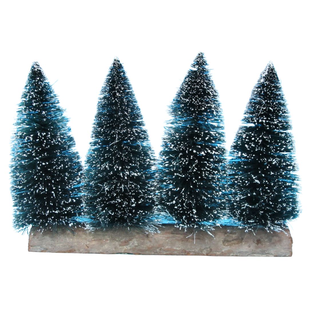 Set di quattro pini verdi in miniatura con punta innevata su base in legno, ideale per decorazioni natalizie e villaggi invernali.