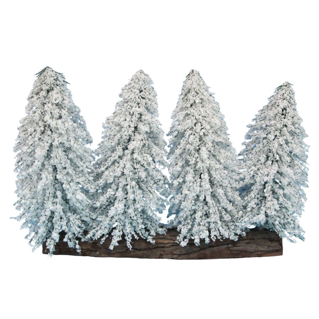 Set di quattro pini innevati in miniatura su base in legno, decorazione natalizia per villaggi e ambientazioni invernali.
