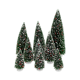 Set di 9 alberi innevati per villaggio natalizio in diverse altezze, con chiome verdi decorate da piccole bacche rosse e basi bianche