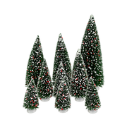 Set di 9 alberi innevati per villaggio natalizio in diverse altezze, con chiome verdi decorate da piccole bacche rosse e basi bianche