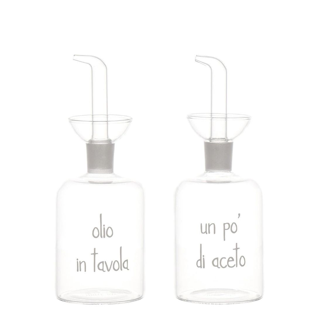 Set di due bottiglie in vetro borosilicato con beccuccio anti-goccia e scritta "olio in tavola" e "un po' di aceto".