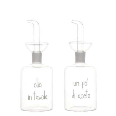 Set di due bottiglie in vetro borosilicato con beccuccio anti-goccia e scritta "olio in tavola" e "un po' di aceto".