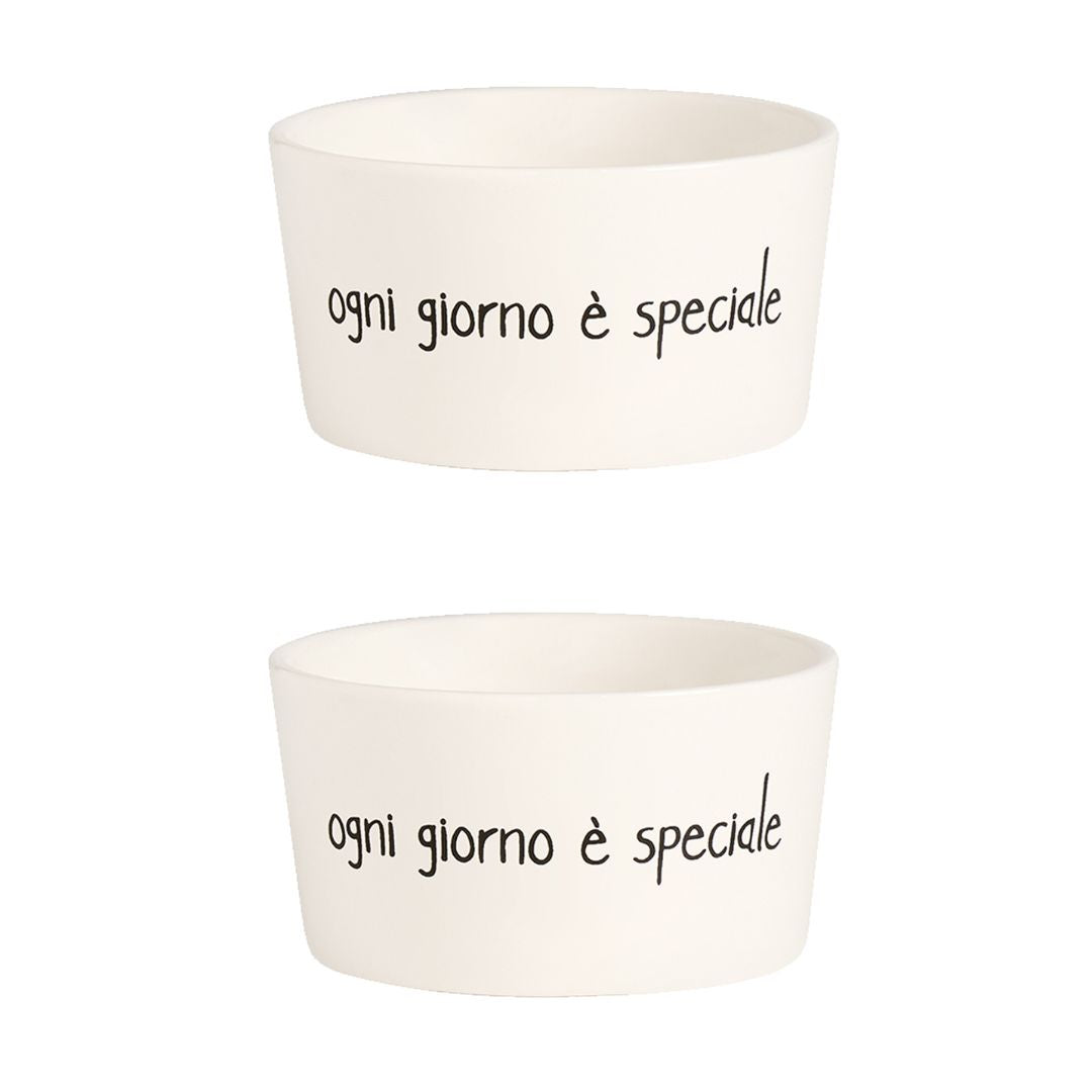 Set di due coppette in gres con scritta "ogni giorno è speciale" e capienza di 20 cl.