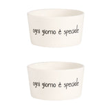 Set di due coppette in gres con scritta "ogni giorno è speciale" e capienza di 20 cl.