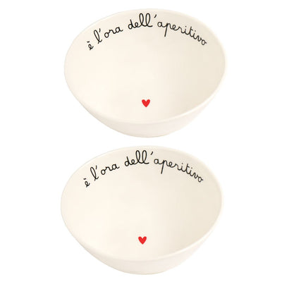 Set di due ciotole in gres con scritta "è l'ora dell'aperitivo" e cuoricino rosso.