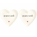 Set di due piattini in grès a forma di cuore con scritta nera "ogni giorno è speciale" e cuoricino rosso.