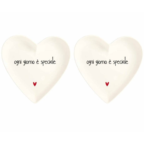 Set di due piattini in grès a forma di cuore con scritta nera "ogni giorno è speciale" e cuoricino rosso.