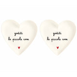 Set di due piattini in grès a forma di cuore con scritta nera "goditi le piccole cose" e cuoricino rosso.