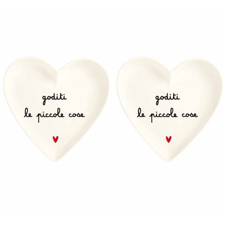 Set di due piattini in grès a forma di cuore con scritta nera "goditi le piccole cose" e cuoricino rosso.
