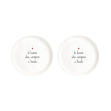 Set di due piatti da dessert con diametro di 21 cm in gres con scritta nera "le buone idee vengono a tavola" e cuoricino rosso.