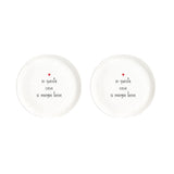 Set di due piatti da dessert con diametro di 21 cm in gres con scritta nera "in questa casa si mangia bene" e cuoricino rosso.