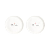 Set di due piatti da dessert con diametro di 21 cm in gres con scritta nera "tutti a tavola" e cuoricino rosso.