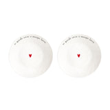 Set di due piatti fondi in grès con scritta nera "in questa casa si mangia bene" e cuoricino rosso al centro.