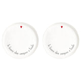 Set di due piatti piani in grès con scritta nera "le buone idee vengono a tavola" e cuoricino rosso.