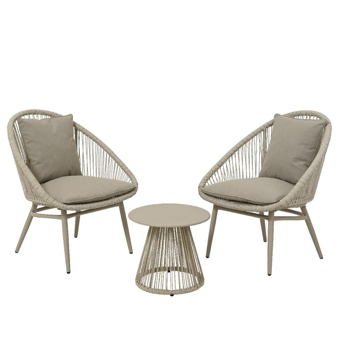 Set da esterno con due sedie intrecciate in fibra e cuscini con tavolino rotondo grigio.