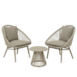 Set da esterno con due sedie intrecciate in fibra e cuscini con tavolino rotondo grigio.