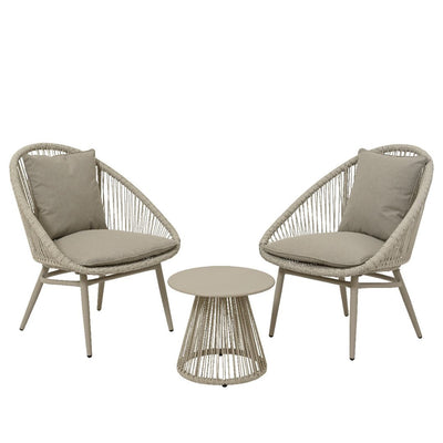 Set da esterno con due sedie intrecciate in fibra e cuscini con tavolino rotondo grigio.