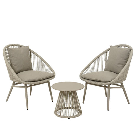 Set da esterno con due sedie intrecciate in fibra e cuscini con tavolino rotondo grigio.