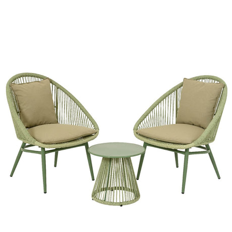 Set da esterno con due sedie intrecciate in fibra verde e cuscini con tavolino rotondo verde.