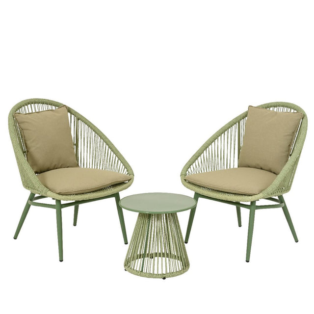 Set da esterno con due sedie intrecciate in fibra verde e cuscini con tavolino rotondo verde.