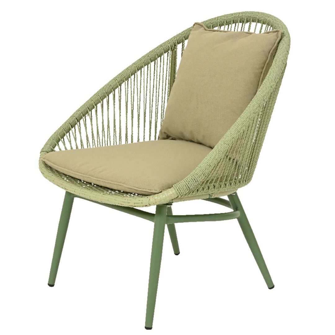 Sedia da esterno con struttura in metallo verde, intreccio in fibra e cuscini imbottiti.