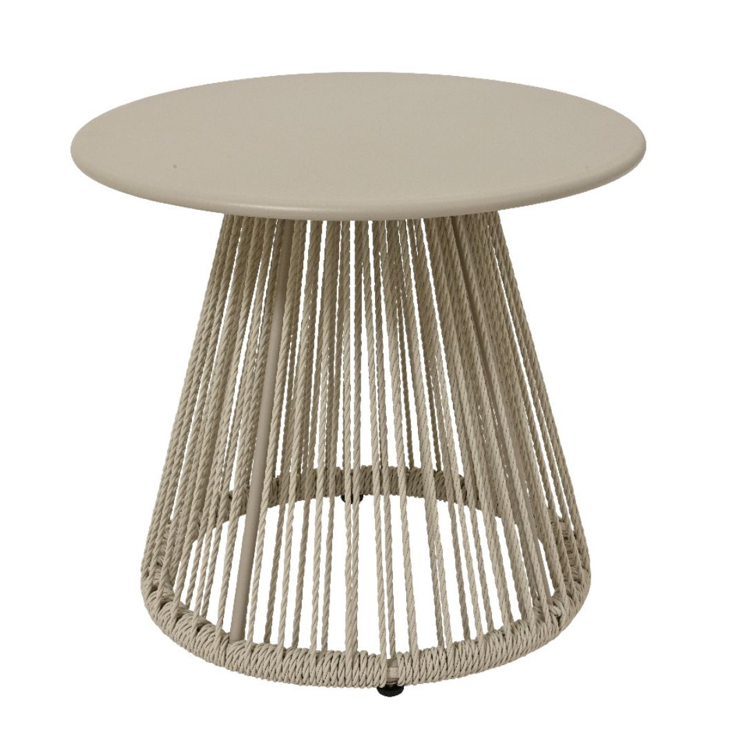 Tavolino da esterno rotondo con piano grigio e base intrecciata in fibra con struttura in metallo.