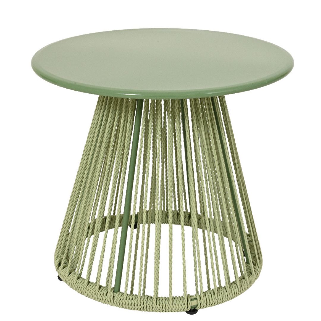 Tavolino da esterno rotondo con piano verde e base intrecciata in fibra con struttura in metallo.