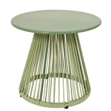 Tavolino da esterno rotondo con piano verde e base intrecciata in fibra con struttura in metallo.