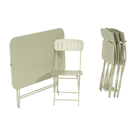Set spaceup da esterno verde salvia con tavolo chiuso, una sedia aperta e tre chiuse