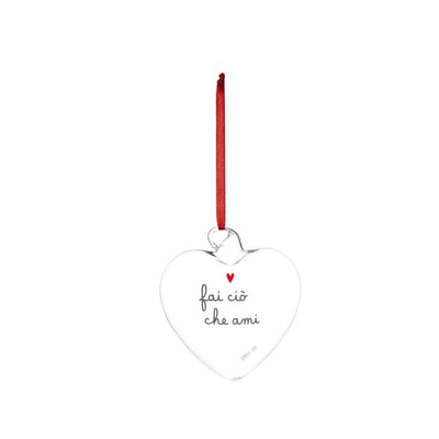 Pallina a forma di cuore in vetro trasparente con cordino rosso e scritta "fai ciò che ami".