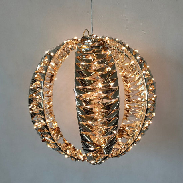 Sfera decorativa natalizia in materiale dorato con micro LED bianco caldo di diametro 30cm.