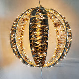 Sfera decorativa natalizia in materiale dorato con micro LED bianco caldo di diametro 40cm.
