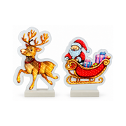 Decorazione luminosa natalizia composta da renna in corsa e Babbo Natale su slitta rossa con pacchi regalo colorati