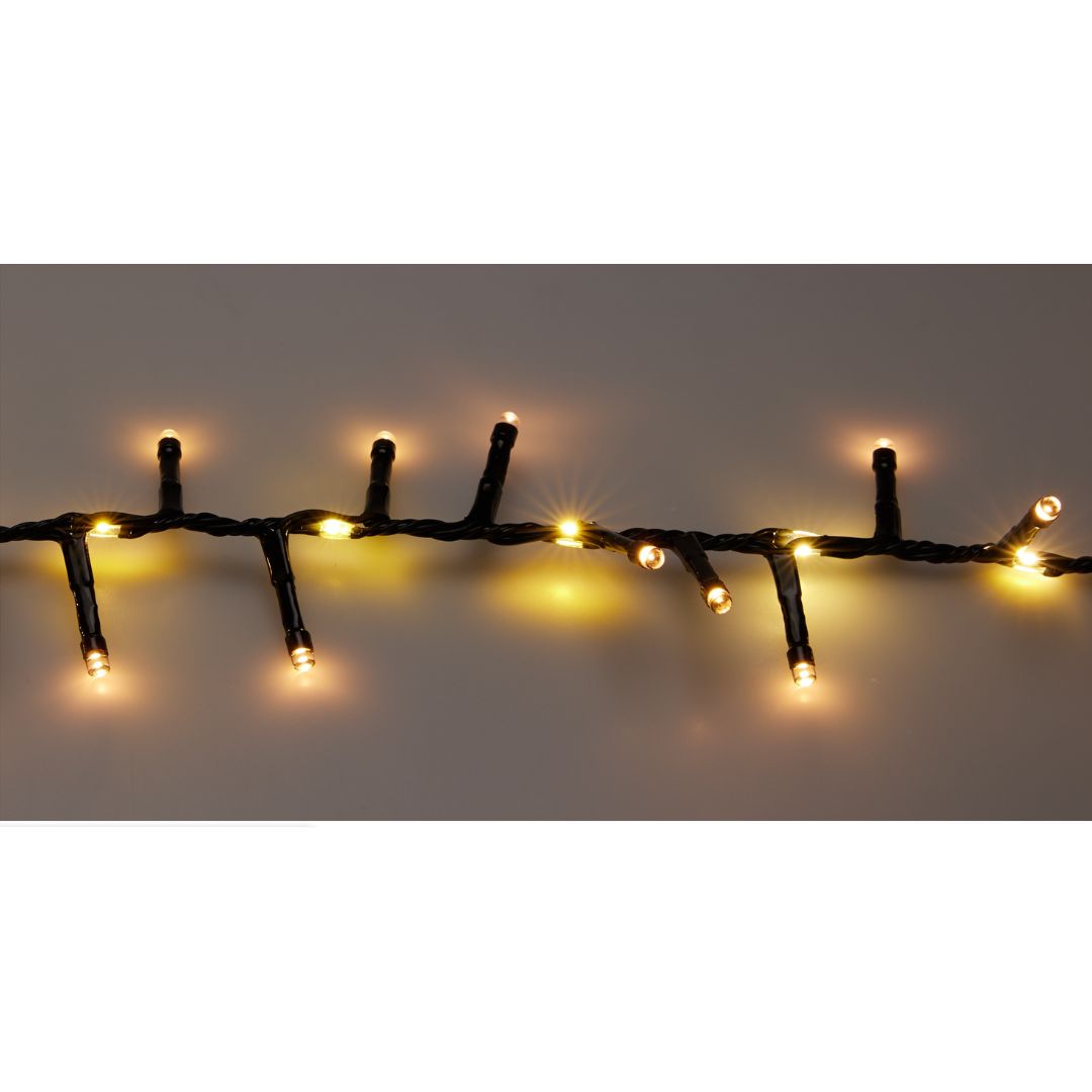 Dettaglio di catena luminosa 1410 LED con cavo nero e luci alternate bianco caldo e bianco caldo tradizionale, accese e intrecciate tra loro su sfondo neutro.