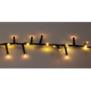 Dettaglio di catena luminosa 710 LED con cavo nero e luci alternate bianco caldo e bianco caldo tradizionale, accese e intrecciate tra loro su sfondo neutro.