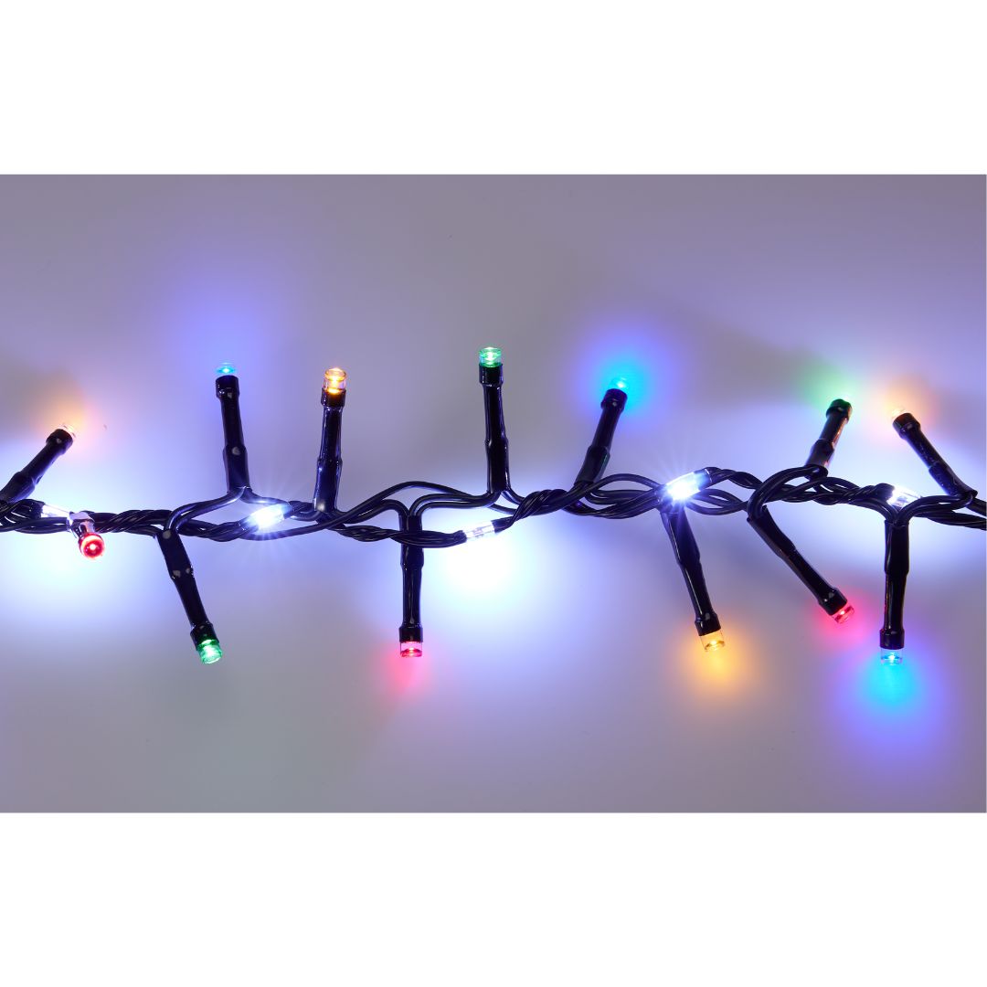 Dettaglio di catena luminosa 710 LED con cavo nero e luci alternate bianco freddo e multicolor, accese e intrecciate tra loro su sfondo neutro.