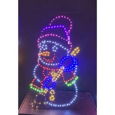 Figura luminosa natalizia a LED multicolor raffigurante un pupazzo di neve con cappello, sciarpa e guanti colorati, illuminato su sfondo scuro.