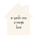 Sottopentola a forma di casetta in grès con scritta nera "in questa casa si mangia bene".