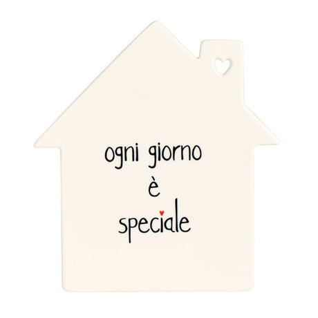 Sottopentola a forma di casetta in grès con scritta nera "ogni giorno è speciale".