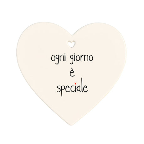 Sottopentola a forma di cuore in grès con scritta nera "ogni giorno è speciale".