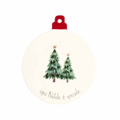 Sottopentola natalizio in gres a forma di sfera natalizia con disegno di due abeti e scritta "ogni Natale è speciale".