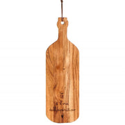 Tagliere in legno con sagoma a forma di bottiglia e la scritta "è l'ora dell'aperitivo".
