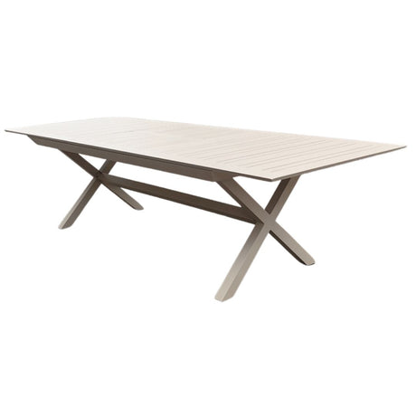 Tavolo da pranzo allungabile da esterno in alluminio color crema con piano dogato e struttura a X.