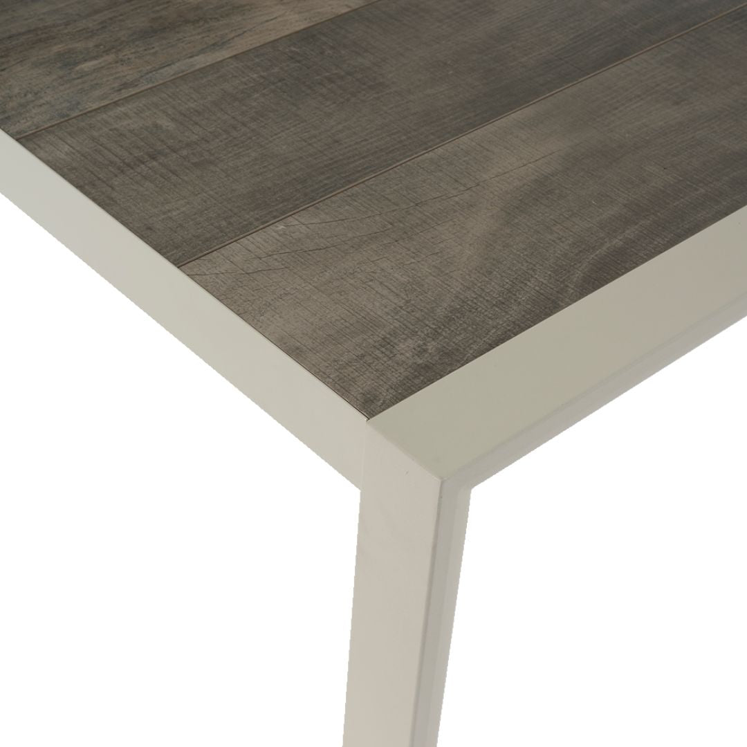 dettaglio dell'angolo del tavolo andorra su sfondo bianco. 