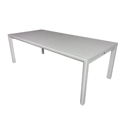 Tavolo da giardino allungabile in alluminio champagne con piano a doghe, configurazione chiusa.