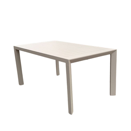 Tavolo da esterno in alluminio color crema con piano a doghe.